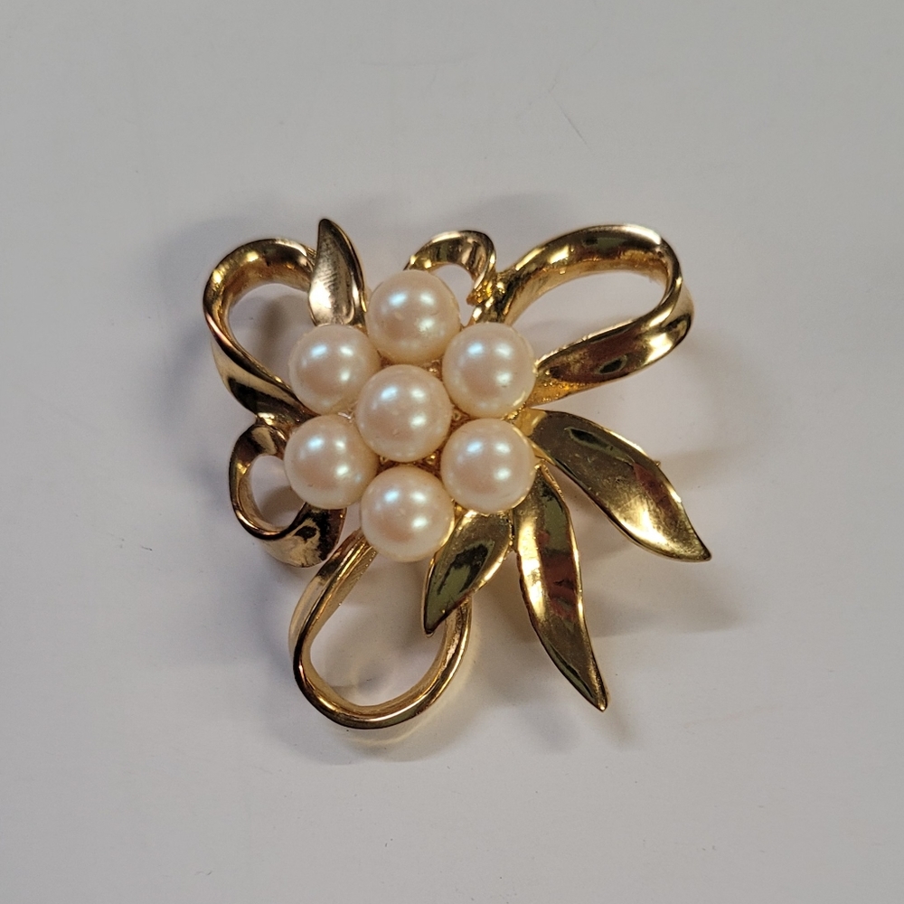 Vintage Pearl Flower Gold Brooch Pin